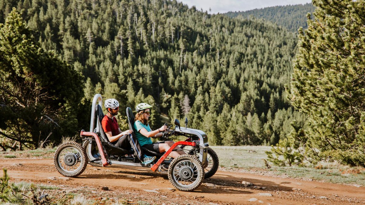 Una parella al circuit de buguis.