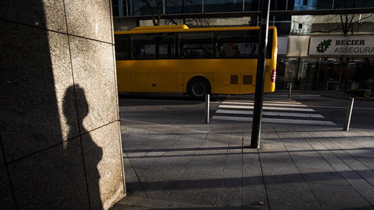 Un autobús de les línies nacionals al carrer Prat de la Creu d'Andorra la Vella.