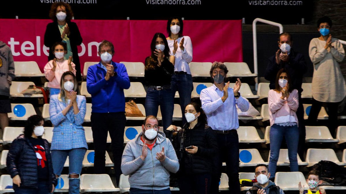 Aficionats al Poliesportiu en el duel del retorn del públic el maig passat.