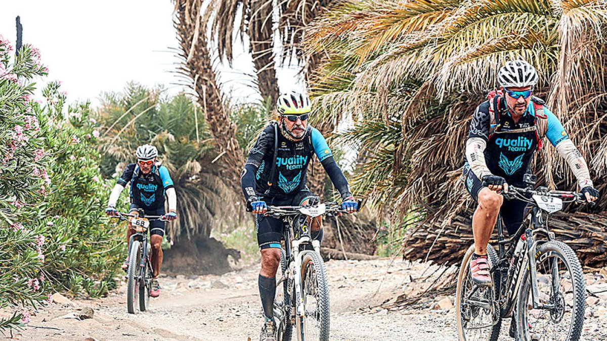 Aranda, al mig, en una participació anterior a la Titan Desert.