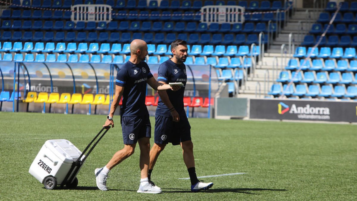 El tècnic Eder Sarabia amb un dels adjunts.