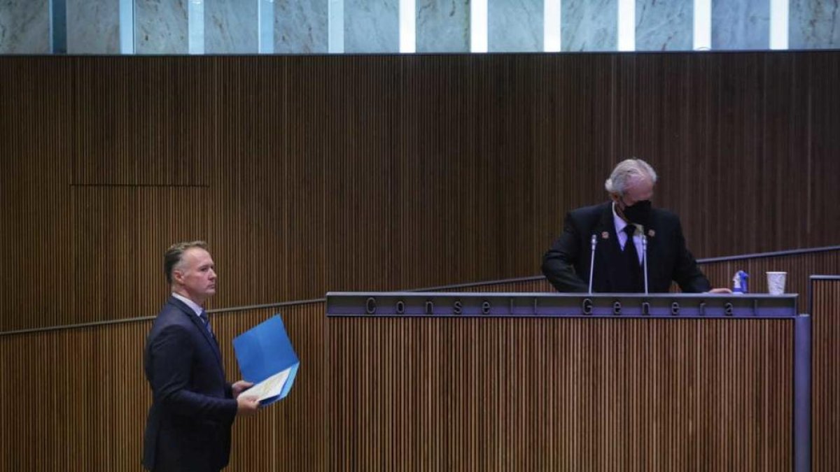 Ferran Costa esperant el torn d'invervenció al Consell