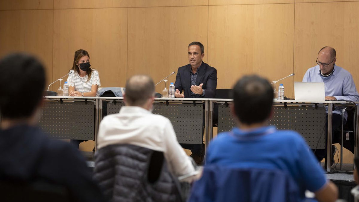 Cabanes va presentar la convocatòria a una trentena de representants de clubs esportius de la parròquia.