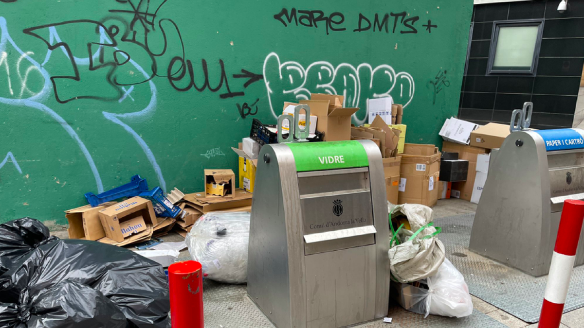 Deixalles al voltant dels contenidors