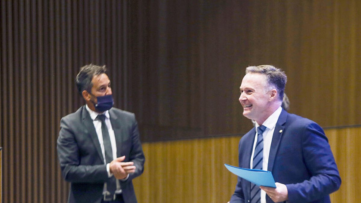 Ferran Costa i Pere López ahir, en un moment del debat d'orientació que s'ha complicat per als socialdemòcrates.