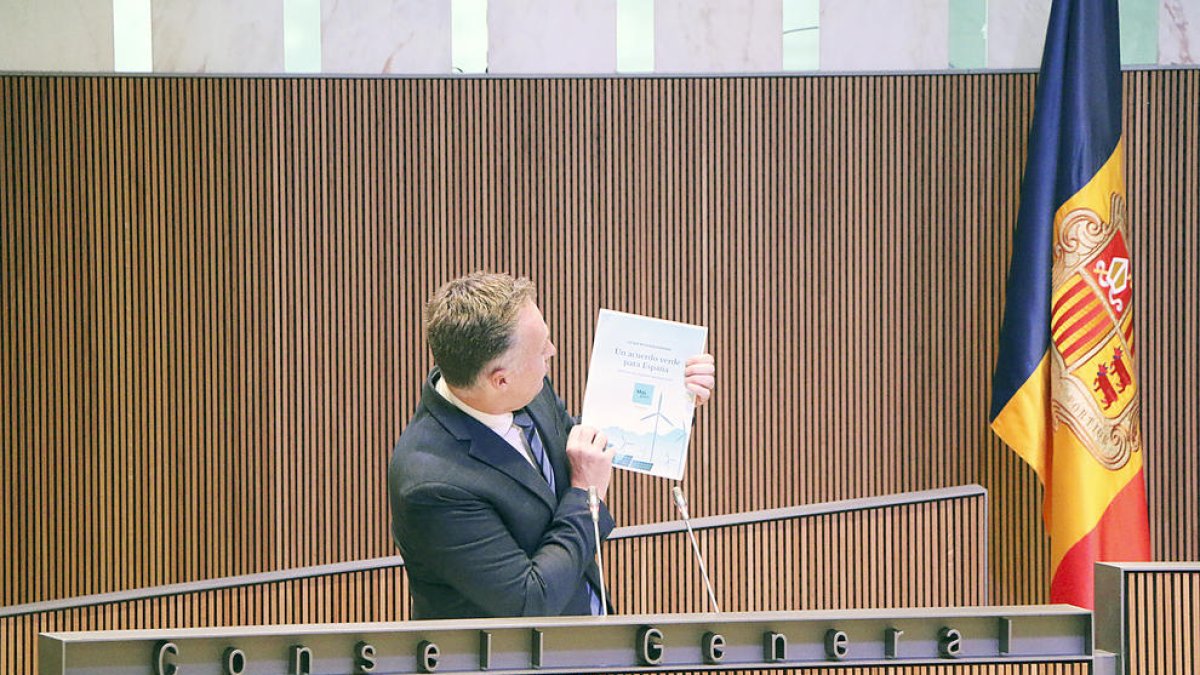 Ferran Costa exhibint el document de Más País durant la seva intervenció.