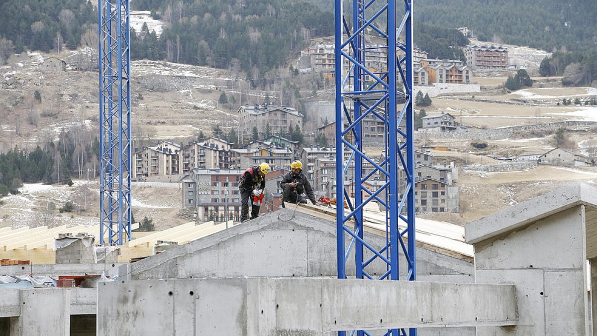 Edifici en obres a Canillo.