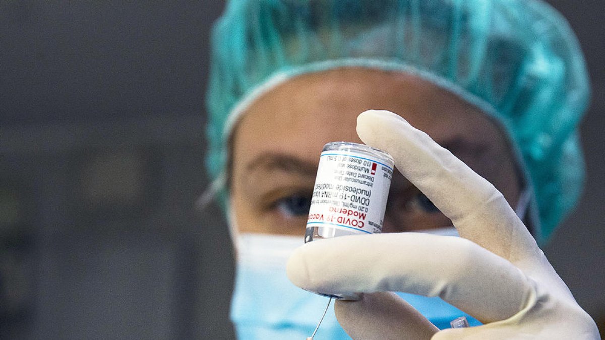 Una infermera prepara una dosi de la vacuna.