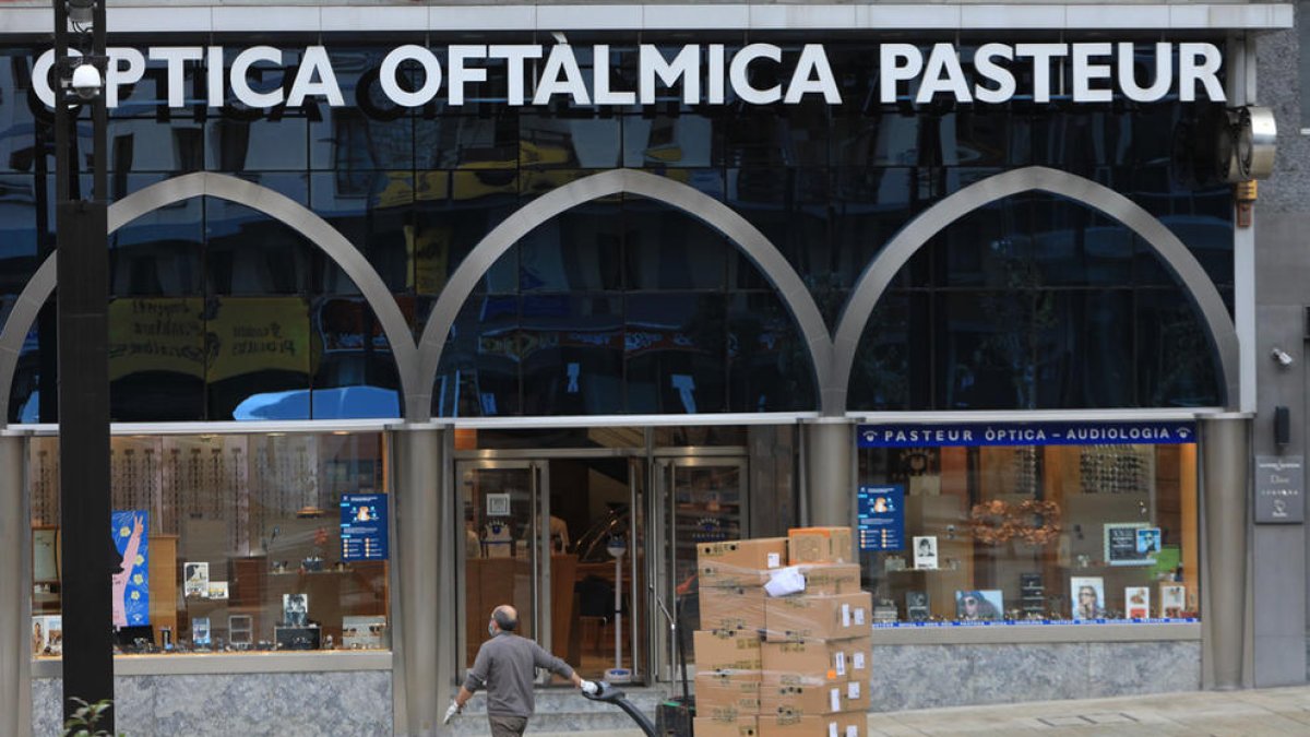 Un treballador a l'avinguda Meritxell.