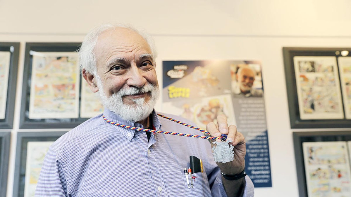 El conegut dibuixant Jan amb la medalla.