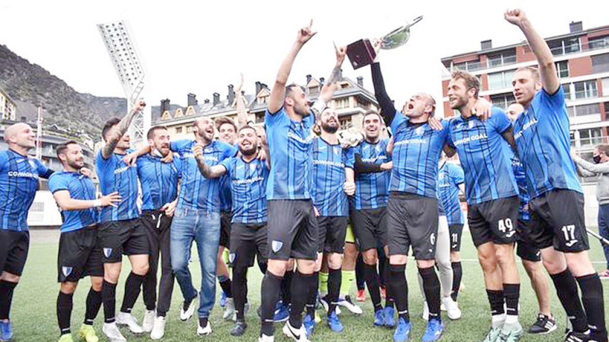 L'Inter Club Escaldes, campió de Copa Constitució i Supercopa, celebrant el darrer títol de lliga, al juny.