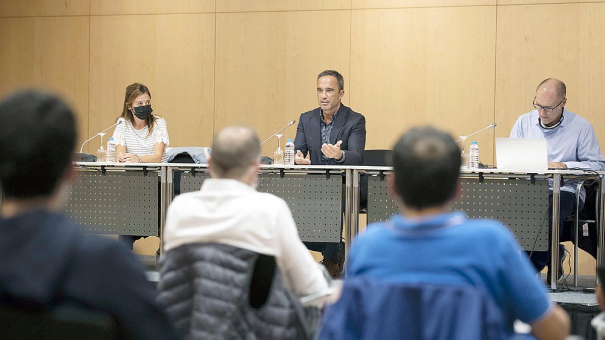 Cabanes, durant la reunió amb les associacions.