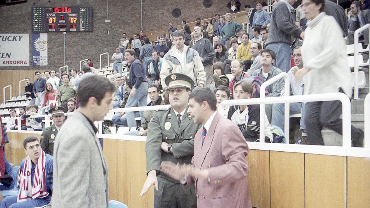 Tensió al Poliesportiu després del llançament de la pissarra.