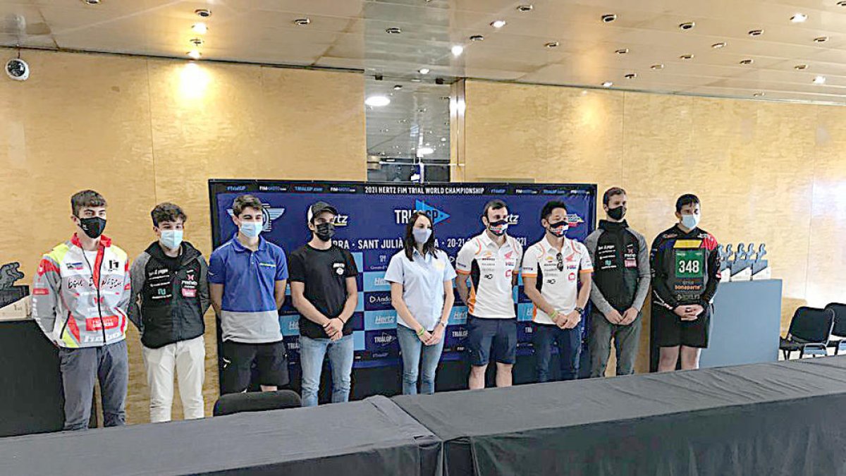 Els pilots andorrans i residents que participen en el Mundial, amb la presidenta de la federació, Natàlia Gallego.
