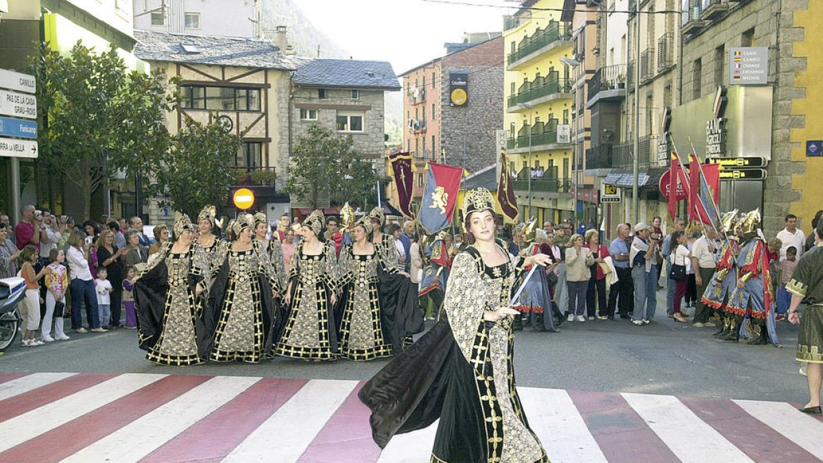 La desfilada de moros i cristians pels carrers d'Encamp va atreure un públic nombrós.