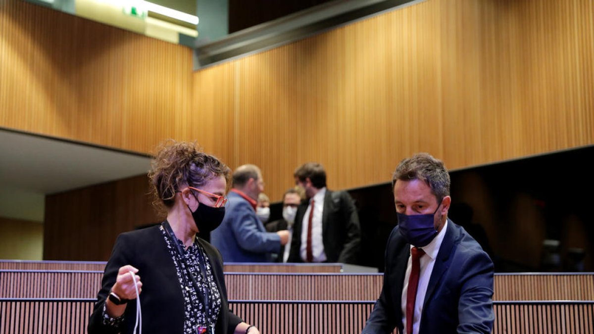 Judith Salazar i Pere López de peu als seus escons, ahir