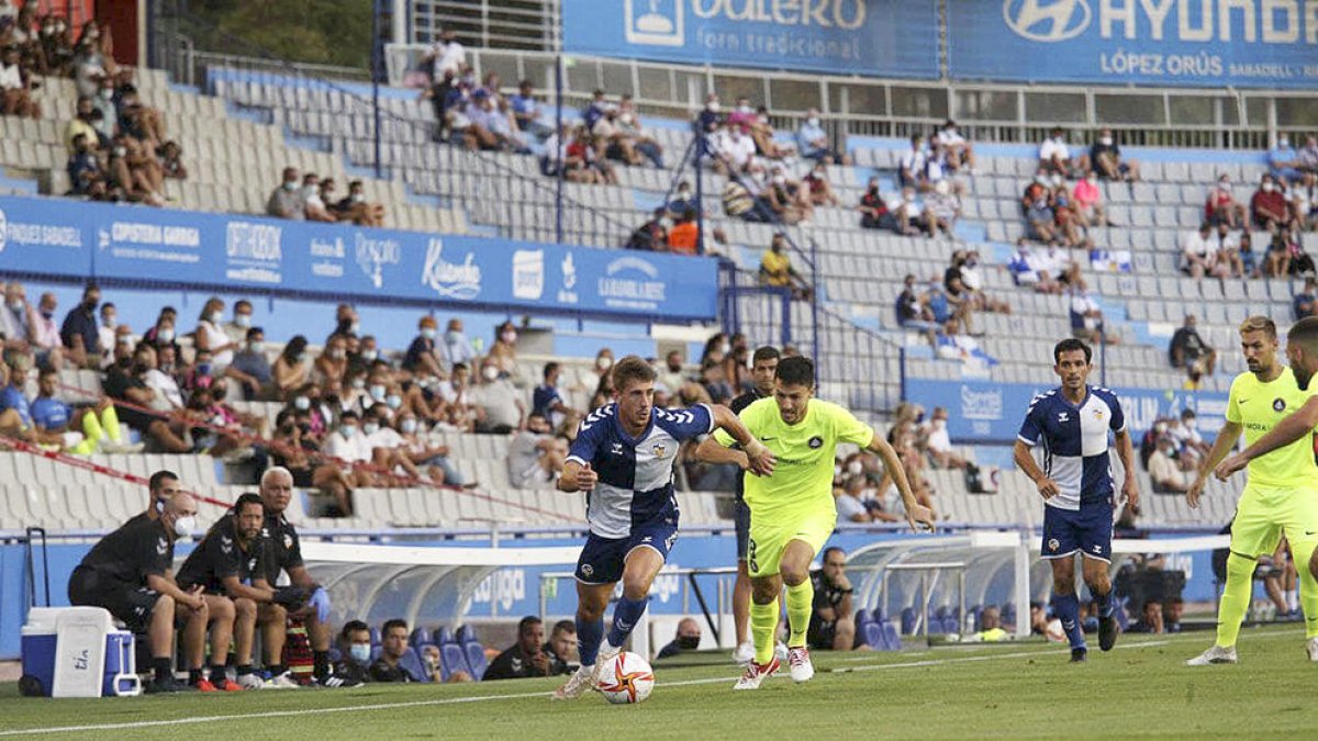 Riverola pressiona un jugador del Sabadell, ahir.