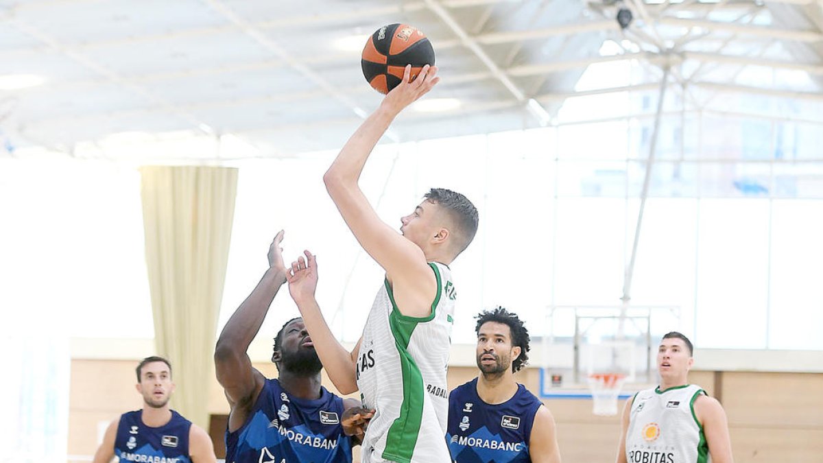 Olumuyiwa punteja una acció ofensiva del Joventut, sota la mirada de Sergi García i Drew Crawford, ahir.