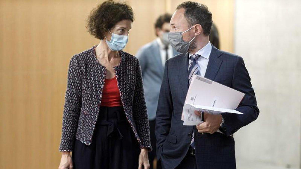 La ministra Ubach i el cap de Govern al Consell.