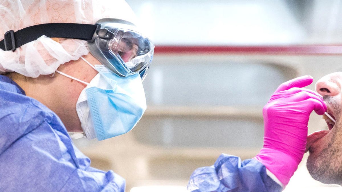 Una sanitària fa un test per detectar la Covid.