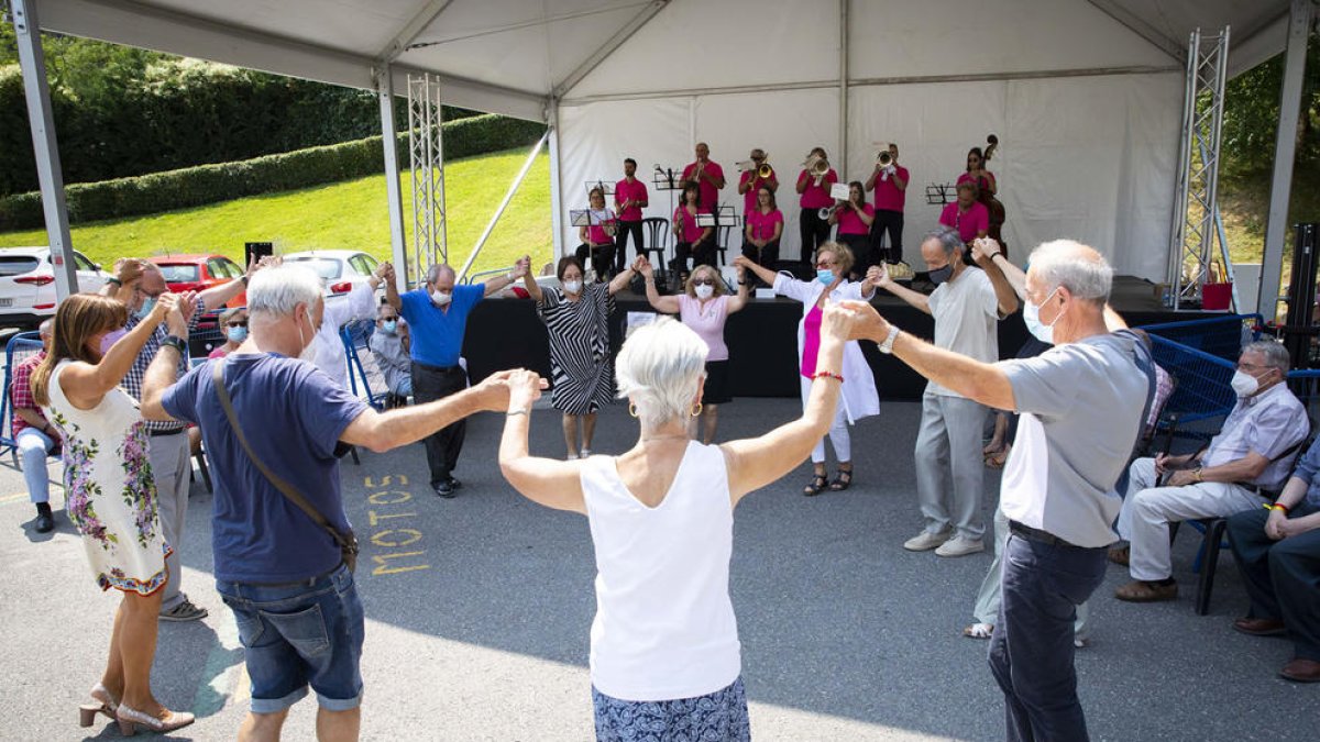 Sardanes ballades a la Festa Major de Santa Coloma