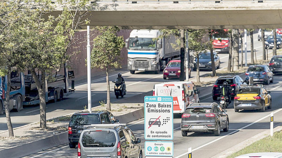 Senyal que indica l'entrada a la zona de baixes emissions de Barcelona.