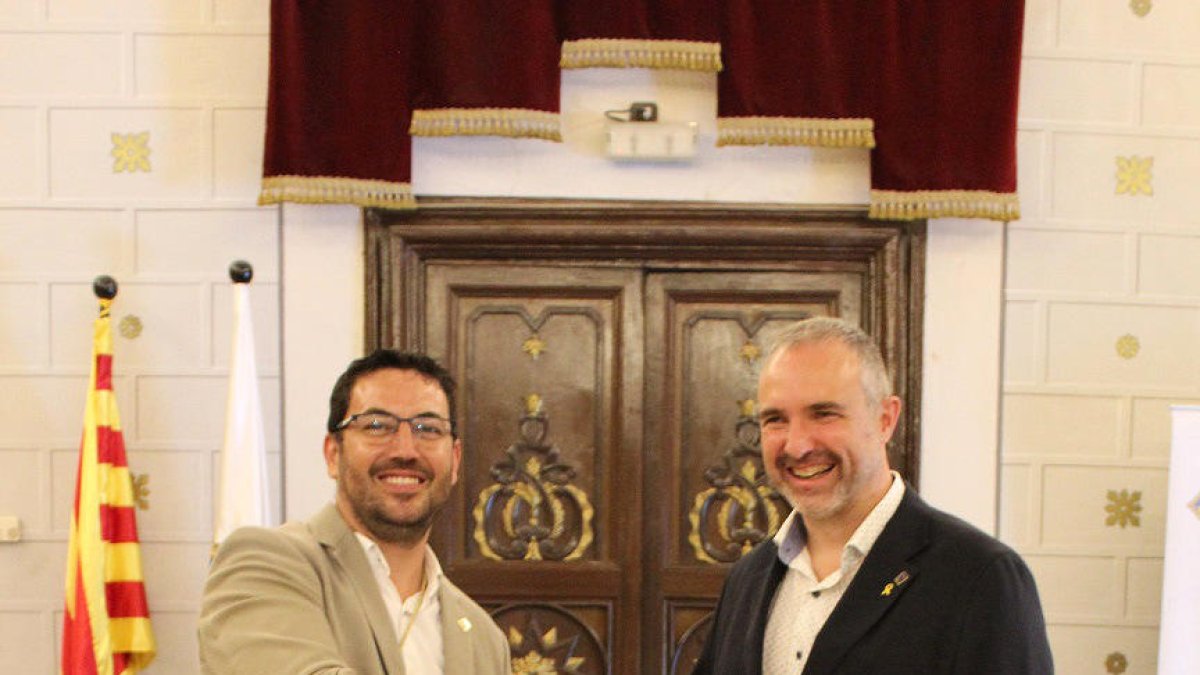 L'alcalde sortint, Jordi Fàbrega, i el nou alcalde, Francesc Viaplana, ahir.