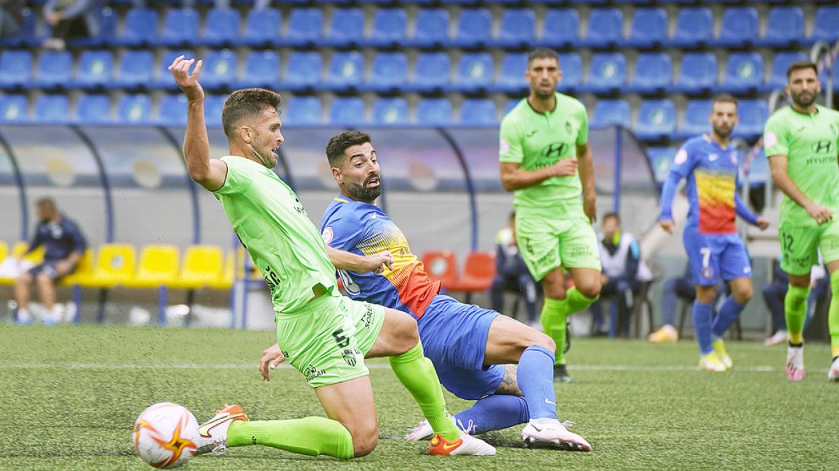 Carlos Martínez intenta rematar amb l'oposició de Carlos Delgado.