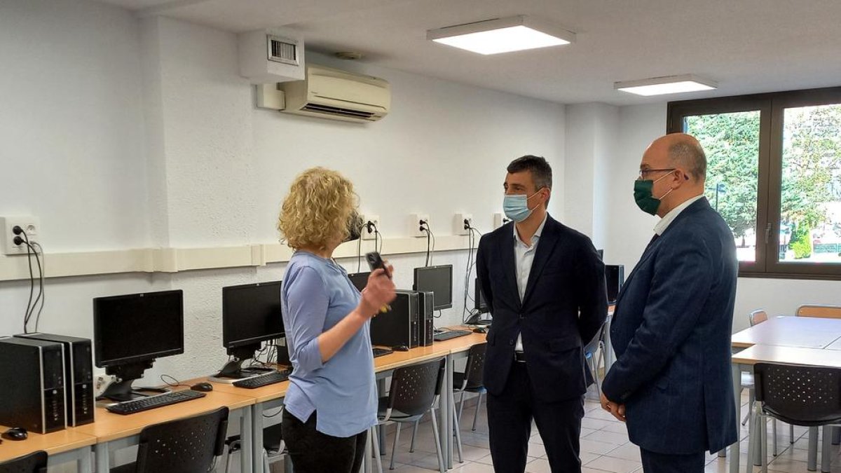 Cessió d'ordinadors a les aules de Formació al Llarg de la Vida