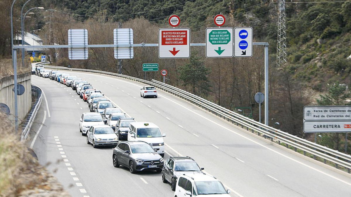 Vehicles aturats a la frontera, un dia anterior.