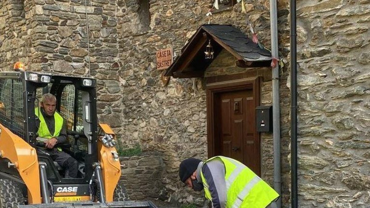 Operaris treballant per solucionar la fuita d'aigua