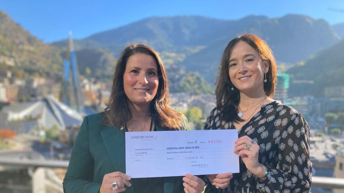 Maria Suárez (Andbank)  i Càndida Castillo (Hospital Sant Joan de Déu) en l'entrega del xec solidari