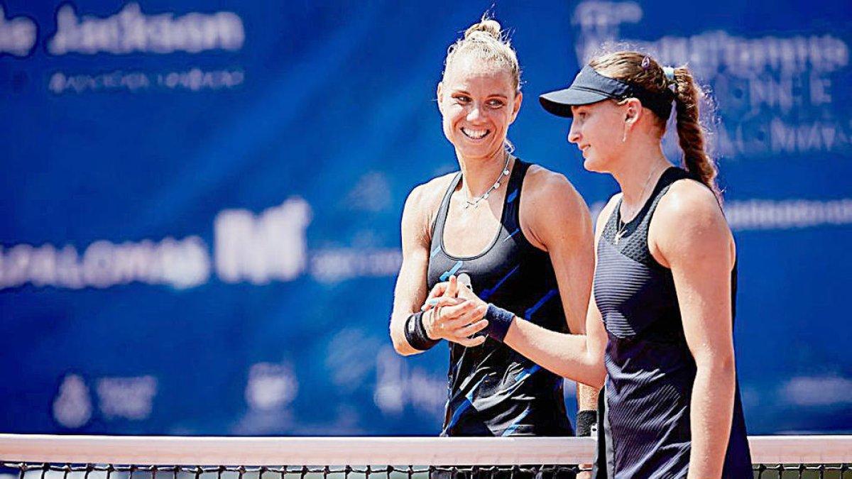 Arantxa Rus saluda Vicky Jiménez a la finalització del partit a Maspalomas.