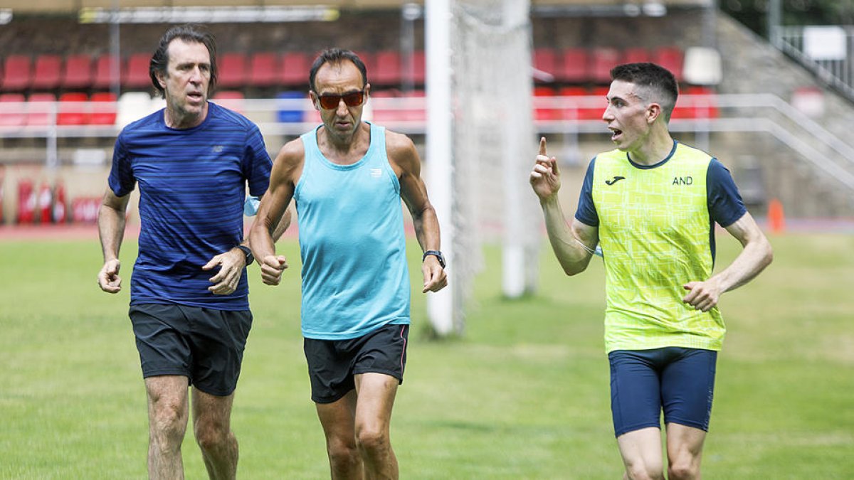 Juan Ramón Moya, a l'esquerra, amb Toni Bernadó i Pol Moya, a l'Estadi Comunal.