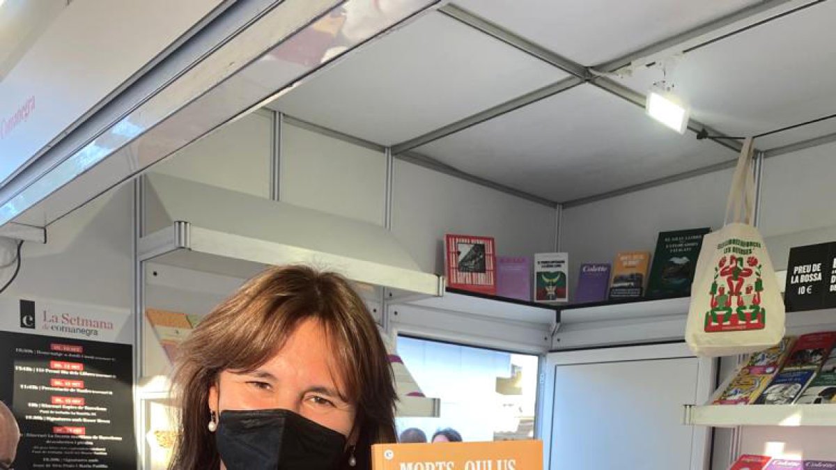 Laura Borràs, amb el llibre.