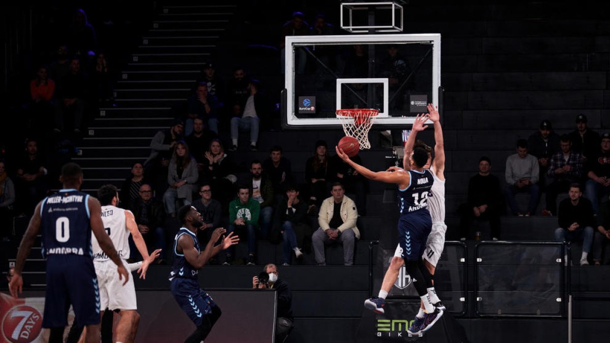 Amine Noua penetrant a cistella amb l'oposició de Maik Kotsar.