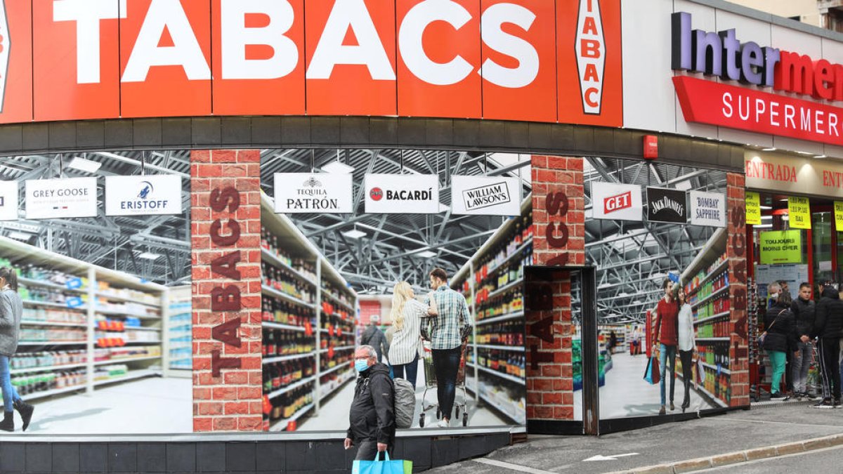 Un comerç de venda de tabac al Pas de la Casa.