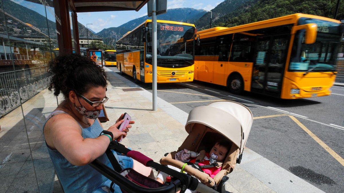 Una dona espera l'autobús.