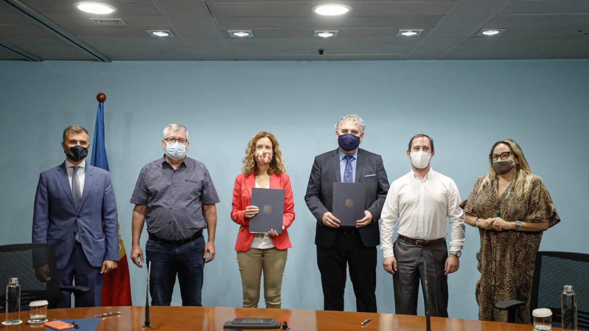 Signatura del conveni entre el Ministeri de Medi Ambient i AGIA