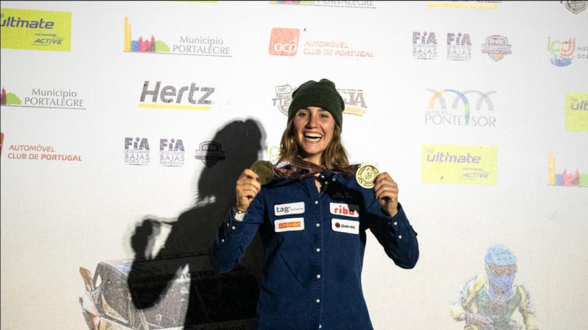 Margot Llobera amb les medalles del tercer lloc.