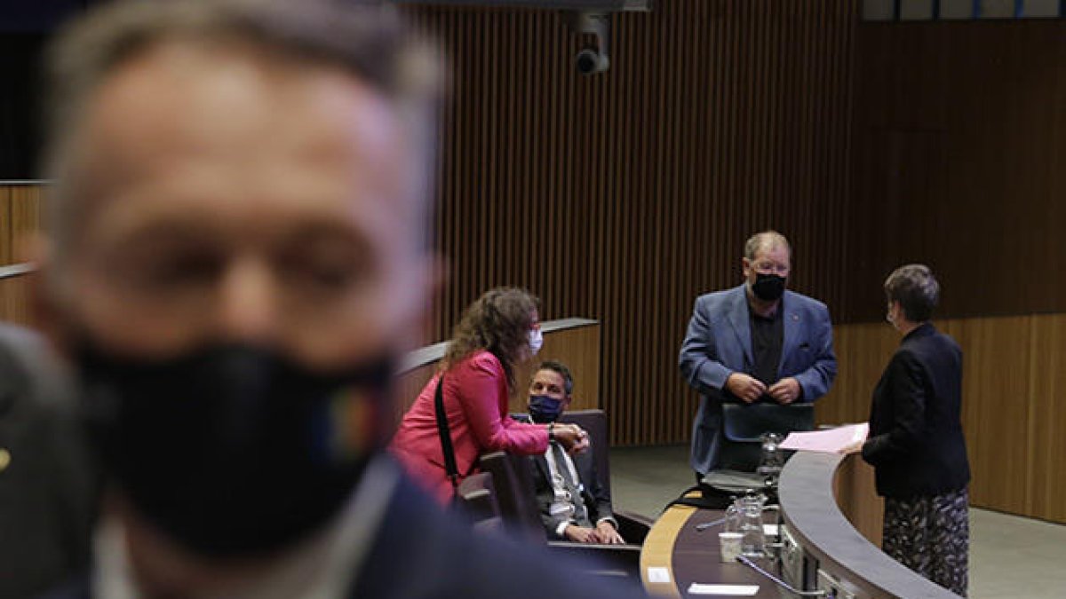 El liberal Ferran Costa en primer terme i els socialdemòcrates Salazar, López, Font i Vela, al fons.