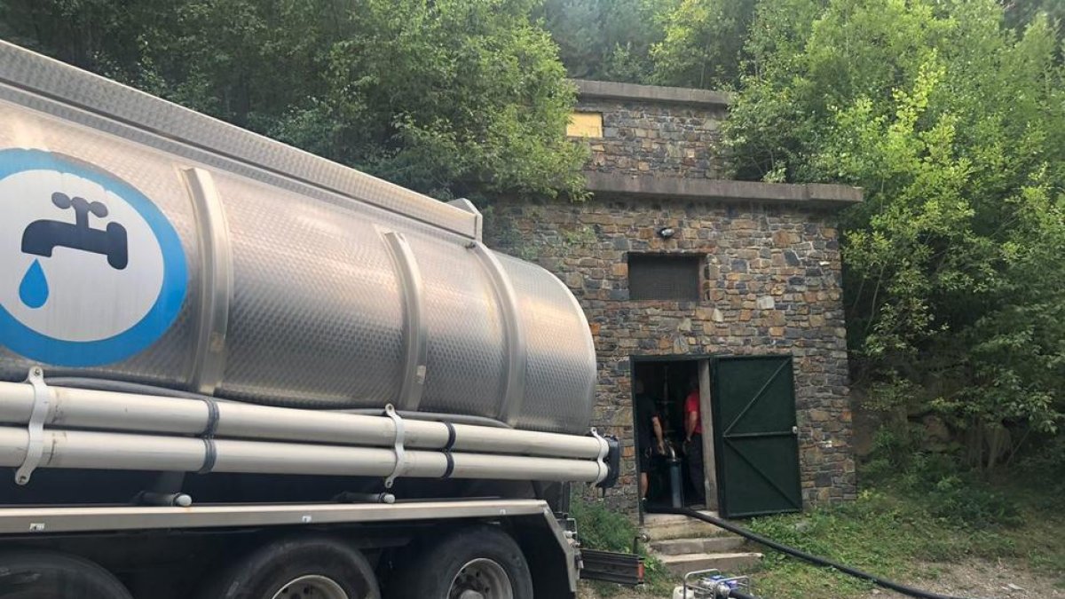 Els operaris reomplen el dipòsit dels Oriosos per reparar la fuita d'aigua