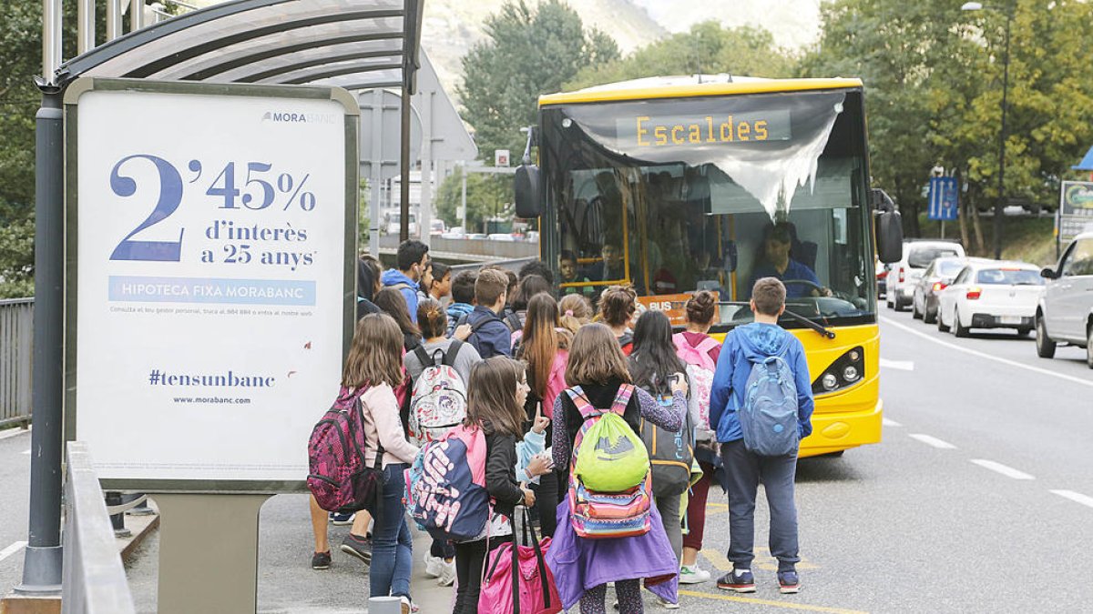 Un grup d'escolars esperant l'autobús.