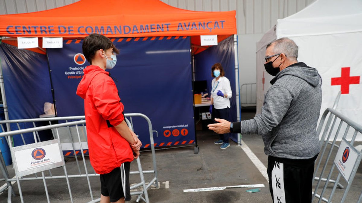 Quatre aules confinades, tres més de manera parcial i sis nous positius