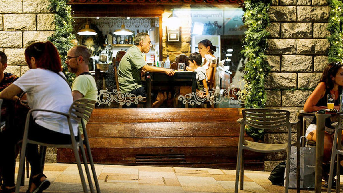 Comensals a l'interior i a l'exterior d'un restaurant.