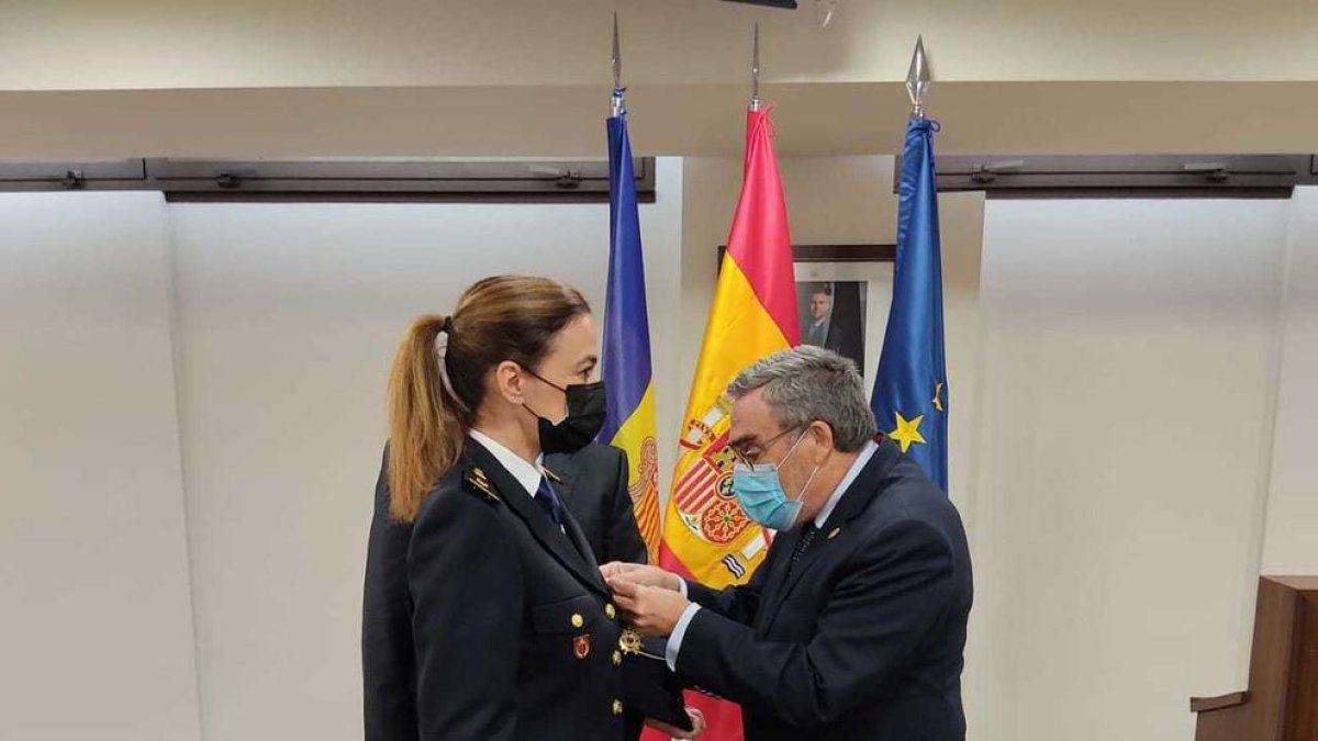 Àngel Ros imposa la Creu a Fátima Romero