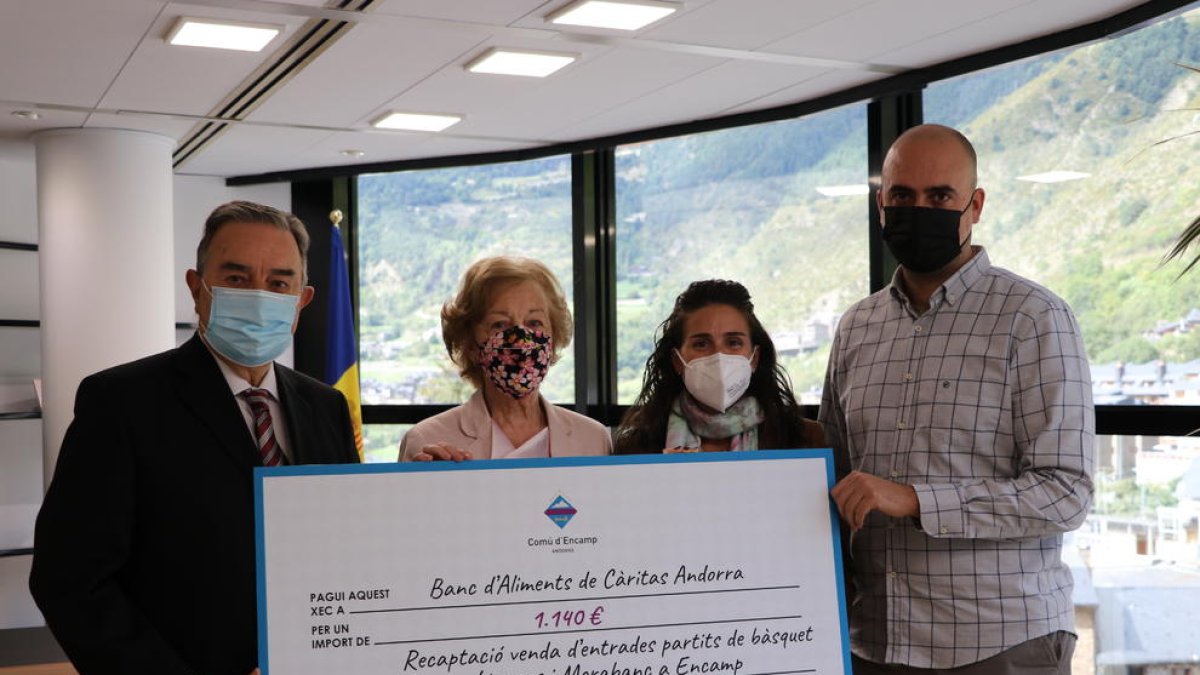 Entrega del xec del comú d'Encamp a Càritas