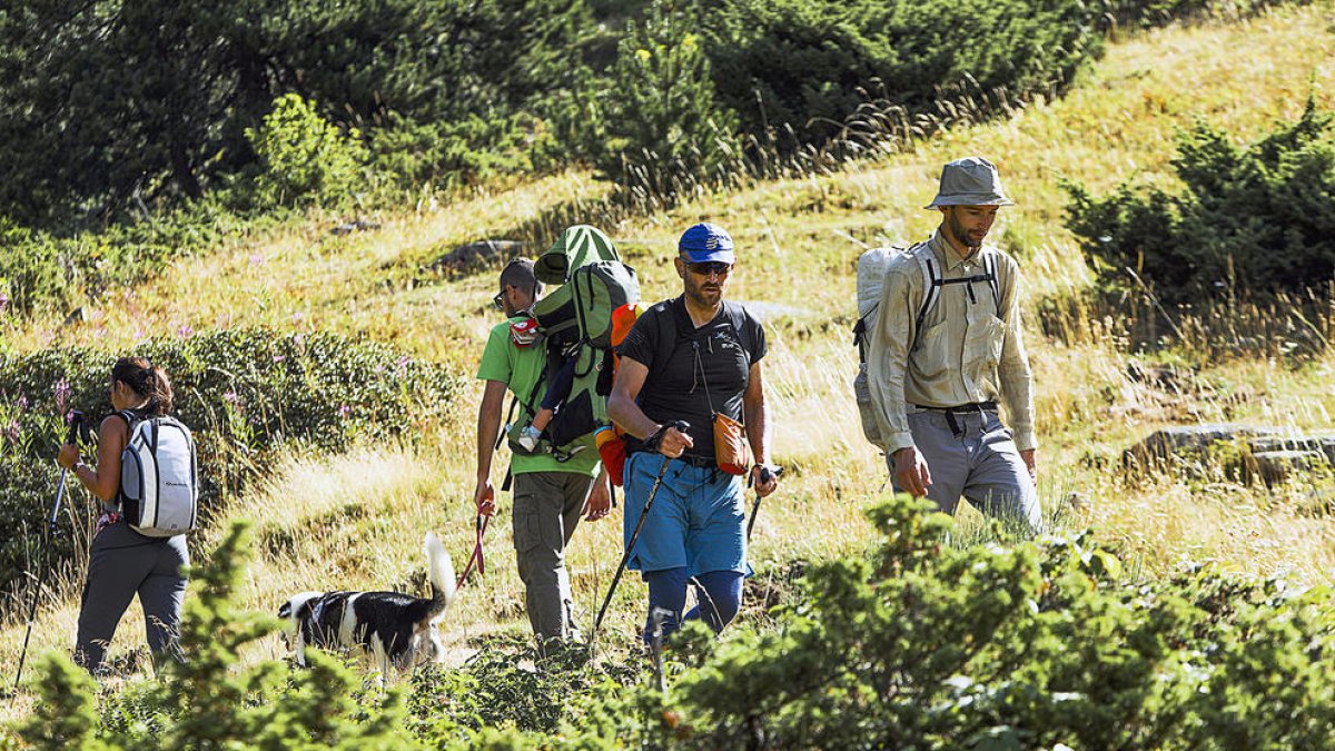 Excursionistes fent activitats al medi natural.