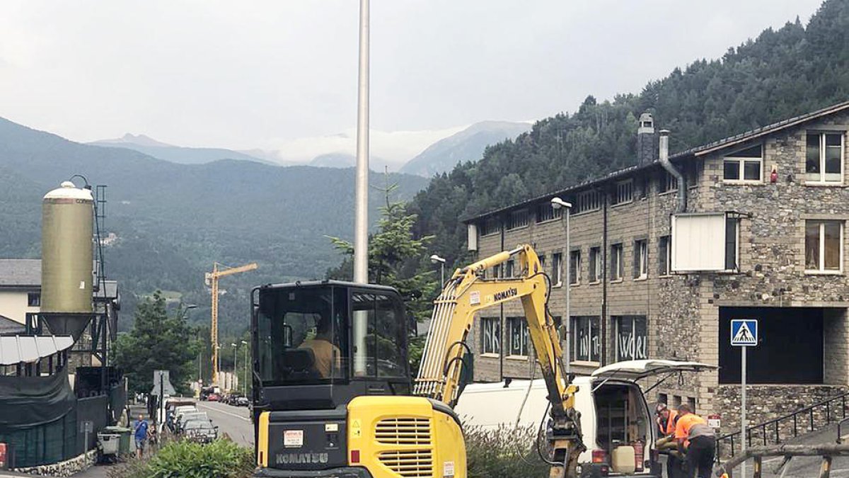 Els operaris, treballant per accedir a l'avaria.