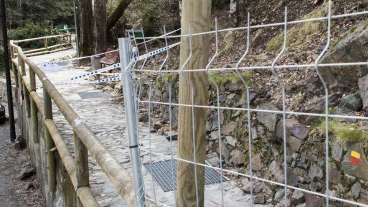 Treballs de de protecció contra la caiguda de rocs al rec del Solà.